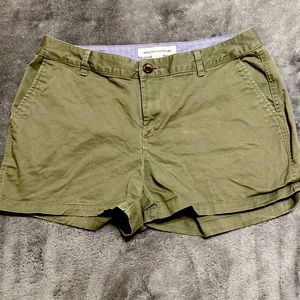 Amazon essentials women shorts size 8 green khaki material great for summer